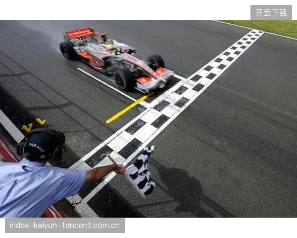 F1起步惊魂：三车连环碰撞动荡赛道，赛场瞬间陷入混乱